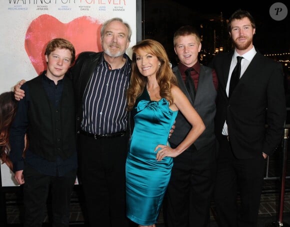 James Keach et Jane Seymour avec leurs enfants lors de l'avant-première de Waiting Forever à Los Angeles le 1er février 2011