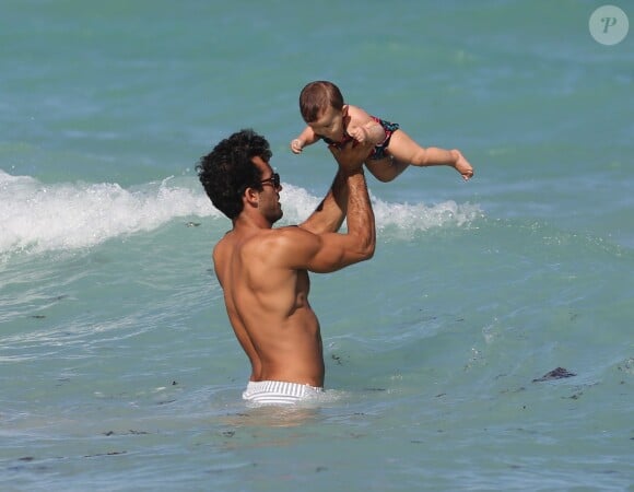 Lola Ponce et l'acteur Aaron Diaz avec leur fille Erin (8 mois) à Miami le 27 octobre 2013.