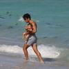Lola Ponce et Aaron Diaz avec leur fille Erin (8 mois) à Miami le 27 octobre 2013.