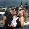 Lola Ponce et Aaron Diaz avec leur fille Erin à Ischia le 14 juillet 2013.