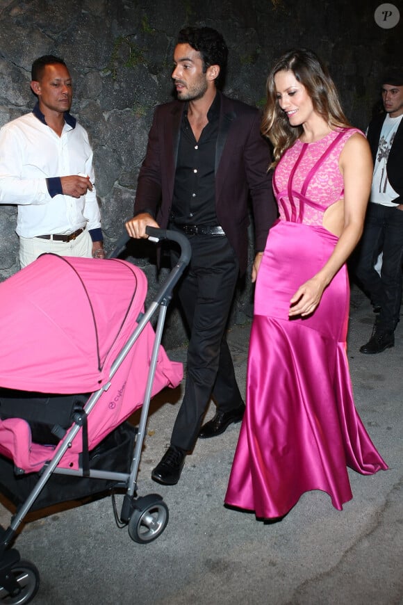 Aaron Diaz et Lola Ponce avec leur fille Erin à Ischia le 15 juillet 2013.