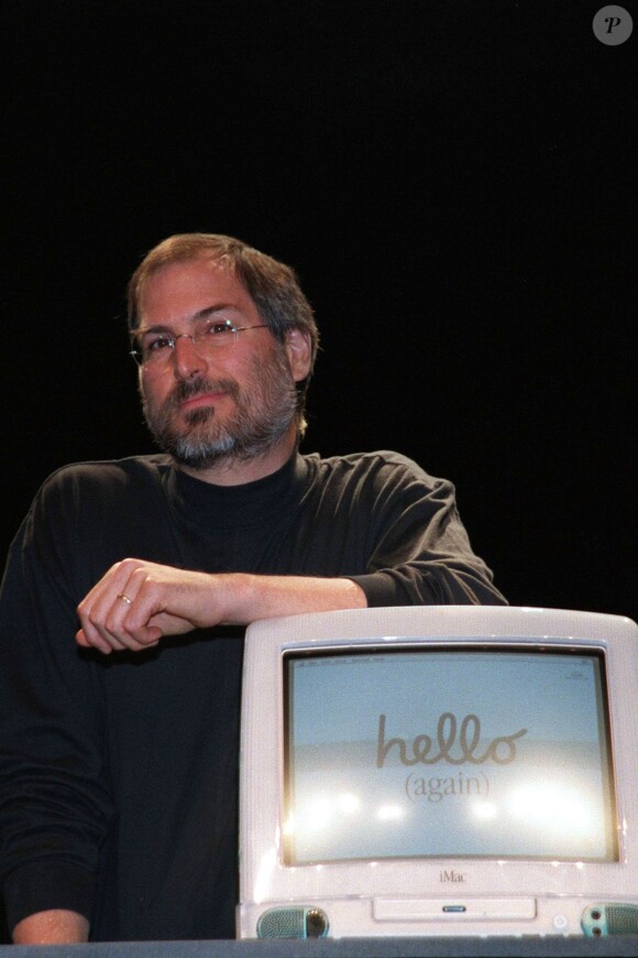 Steve Jobs présente l'iMac à Paris, le 17 septembre 1998.
