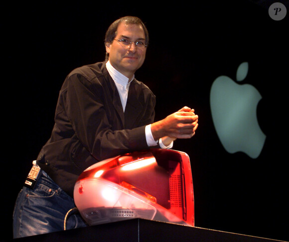 Steve Jobs présente l'iMac à San Francisco, le 5 janiver 1999. 