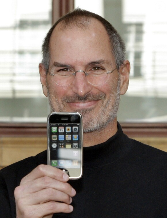 Steve Jobs présente son iPhone à Berlin, le 19 septembre 2007. 