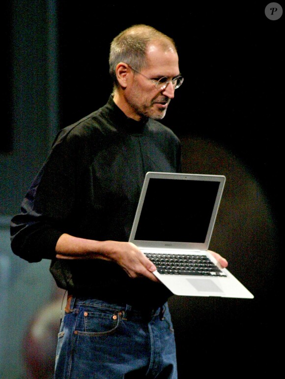 Steve Jobs présente le Macbook air à San Francisco, le 15 janvier 2008.