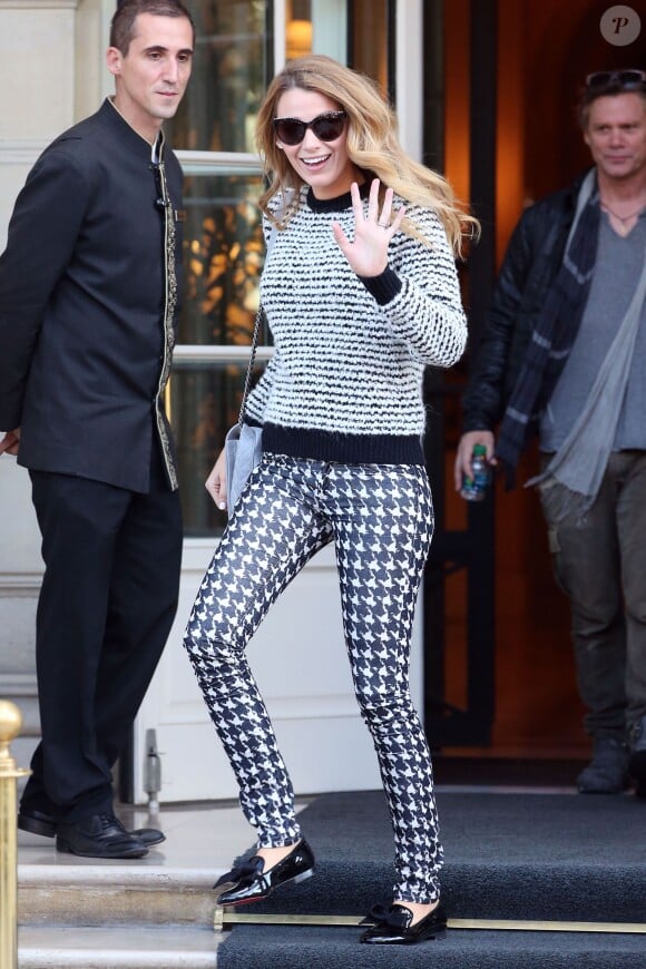 La jolie comédienne Blake Lively sort de son hôtel Shangri-La à Paris le 30 octobre 2013