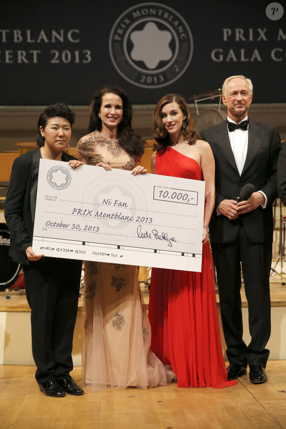 Ni Fan, Andie MacDowell et sa fille Rainey, et Lutz Bethge (vice-président de la fondation Montblanc) lors de la soirée du Prix Montblanc à Berlin, le 30 octobre 2013.