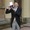 Lord Sebastian Coe montre son Companions of Honour à Buckingham Palace à Londres le 7 mars 2013