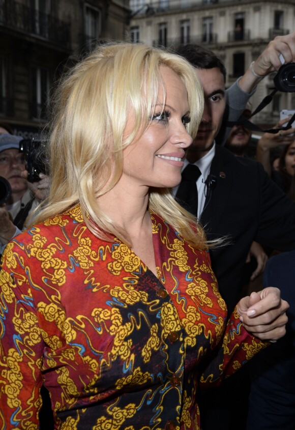 Pamela Anderson au défilé de mode "Vivienne Westwood", collection prêt-à-porter printemps-été 2014 à Paris. Le 28 septembre 2013.