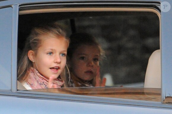 Leonor et Sofia en route pour de nouvelles aventures andalouses ! Letizia et Felipe d'Espagne en visite à Grenade avec leurs filles Leonor et Sofia le 1er novembre 2013