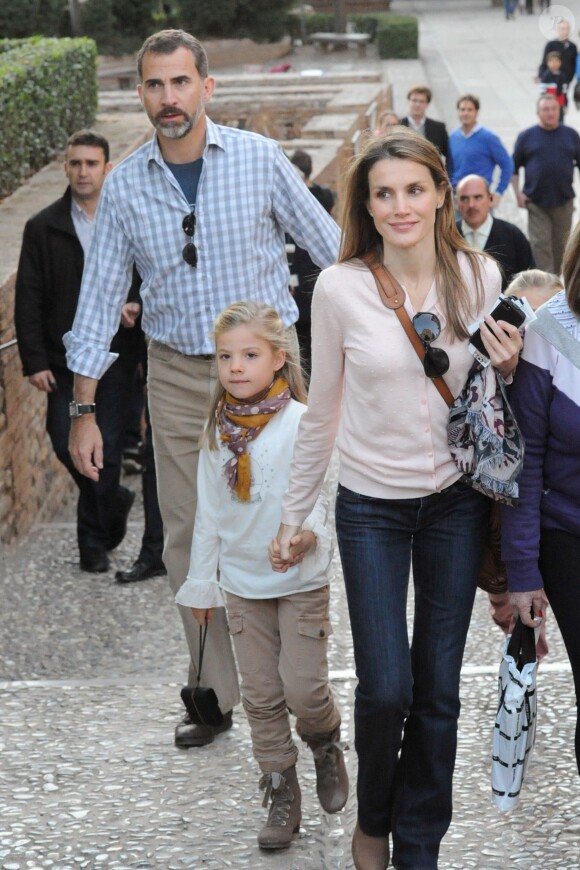 Letizia et Felipe d'Espagne jouant les touristes à Grenade avec leurs filles Leonor et Sofia le 1er novembre 2013