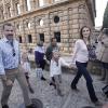 Letizia et Felipe d'Espagne se promènent au palais de l'Alhambra à Grenade avec leurs filles Leonor et Sofia le 1er novembre 2013