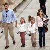 Letizia et Felipe d'Espagne en visite au palais de l'Alhambra à Grenade avec leurs filles Leonor et Sofia le 1er novembre 2013