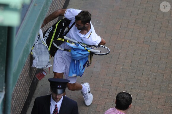 Benoît Paire fracasse sa raquette après sa défaite au troisième tour de Wimbledon, le 29 juin 2013 au All England Lawn Tennis and Croquet Club à Londres