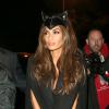 Nicole Scherzinger, sexy à souhait dans un costume de Catwoman arrive à la fête d'Halloween organisée par Johnathan Ross à Londres. 31 octobre 2013
