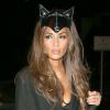 Nicole Scherzinger bombesque dans un costume de Catwoman arrive à la fête d'Halloween organisée par Johnathan Ross à Londres. 31 octobre 2013