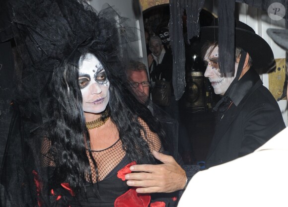 La Brindille Kate Moss et Jamie Hince déguisés pour Halloween se rendent à la soiree "Jonathan Ross' Halloween party" à Londres le 31 octobre 2013.