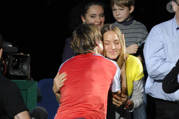 David Ferrer embrassant sa compagne Marta Tornel lors de son triomphe au Masters de Bercy le 4 novembre 2012