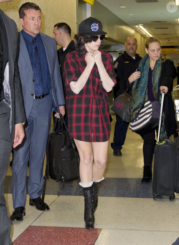 Lady Gaga arrive à New York, le 1er novembre 2013. Elle revient de Londres où elle a assuré une promo d'enfer pour l'album "ARTPOP".