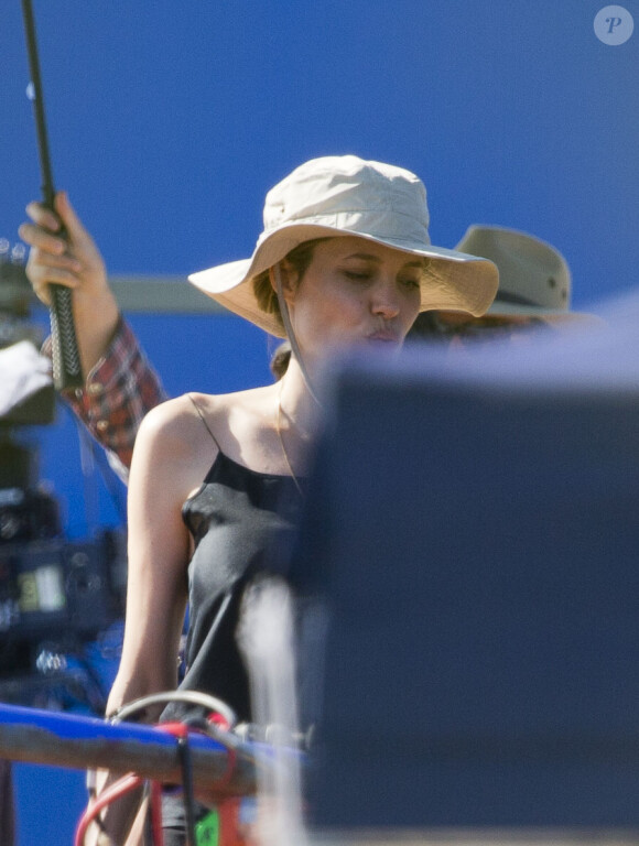 Angelina Jolie dirige sur le tournage d'Unbroken à Brisbane, le 22 octobre 2013.