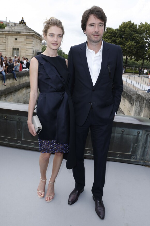 Natalia Vodianova (habillée en Dior) et Antoine Arnault arrivent au défilé Dior en juillet 2013