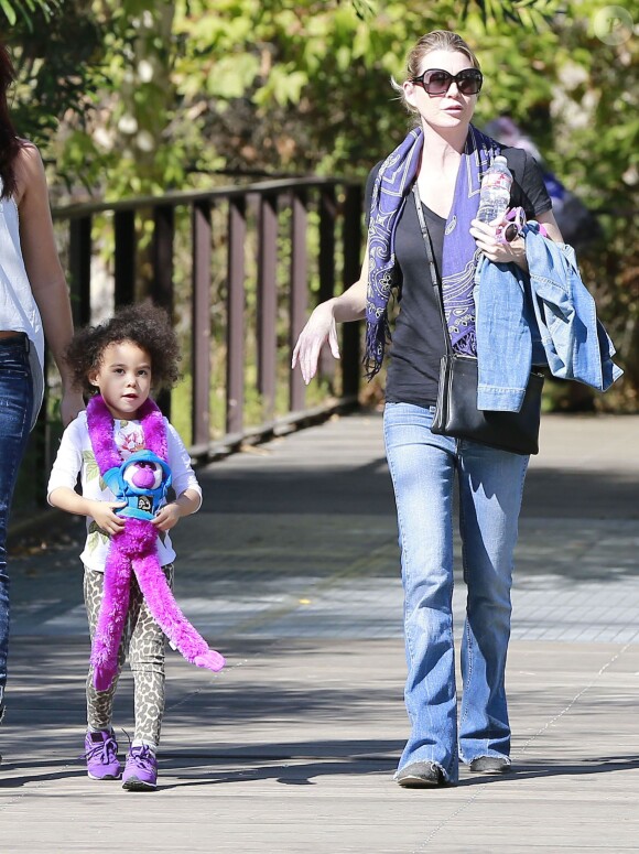 Exclusif - Ellen Pompeo emmène sa fille au zoo de Los Angeles, le 2 novembre 2013.
