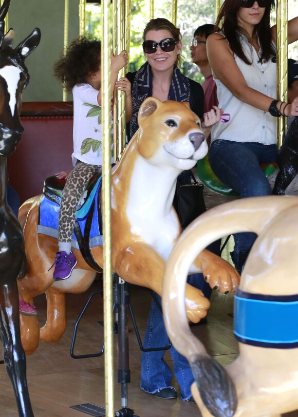 Exclusif - Ellen Pompeo emmène sa fille Stella au zoo de Los Angeles, le samedi 2 novembre 2013.