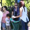 Exclusif - Ellen Pompeo emmène sa fille Stella au zoo de Los Angeles, le 2 novembre 2013.