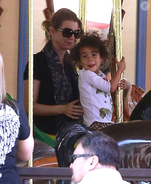 Exclusif - L'actrice Ellen Pompeo emmène sa fille Stella au zoo de Los Angeles, le 2 novembre 2013.