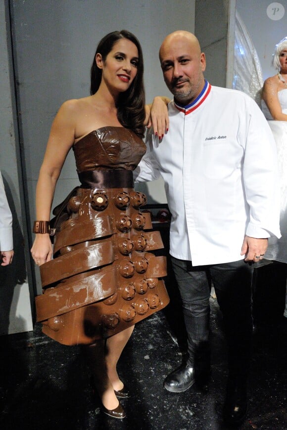 Elisa Tovati et Frédéric Anton dans les coulisses du défilé du 19e Salon du chocolat, à la Porte de Versailles, le 29 octobre 2013 à Paris