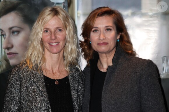 Sandrine Kiberlain et Emmanuelle Devos lors de la première du film Violette à Paris, le 4 novembre 2013.