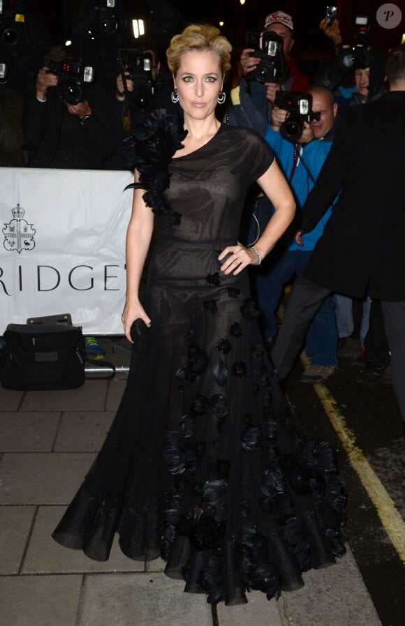 Gillian Anderson assiste aux Harper's Bazaar Women of the Year Awards à l'hôtel Claridge's. Londres, le 5 novembre 2013.