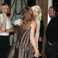 Chaleureuses embrassades entre Stella McCartney et Rita Ora lors des Harper's Bazaar Women of the Year Awards à l'hôtel Claridge's. Londres, le 5 novembre 2013.
