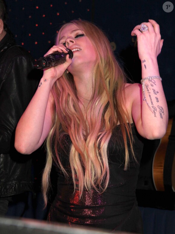 Avril Lavigne fait la fête pour la sortie de son nouvel album à New York, le 5 novembre 2013.