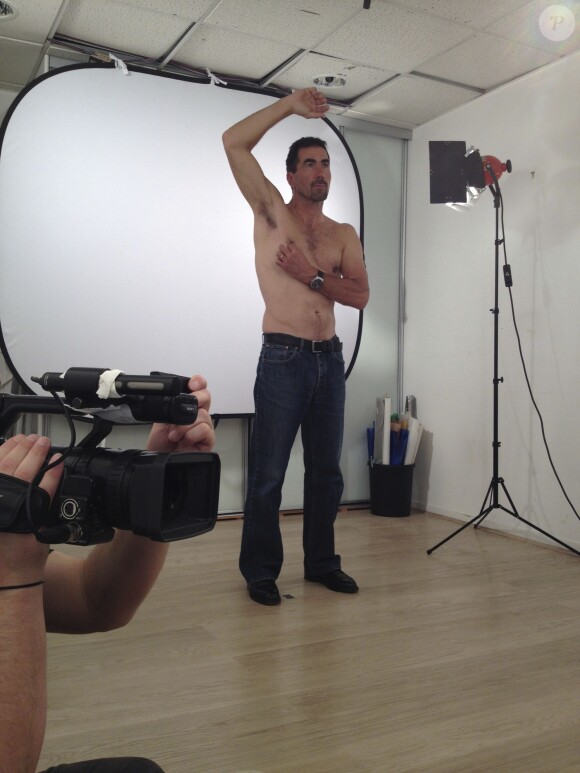 Luc Alphand pose torse nu à Paris pour une vidéo contre le cancer du sein - novembre 2013.