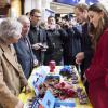 Joli bain de foule pour le couple britannique  ! Le prince William et Kate Middleton, duchesse de Cambridge, rencontrent les bénévoles du "London Poppy Day" à Londres. Le 7 novembre 2013