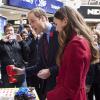 Le prince William et Kate Middleton, parfaite dans un manteau LK Bennett, rencontrent les bénévoles du "London Poppy Day" à Londres. Le 7 novembre 2013
