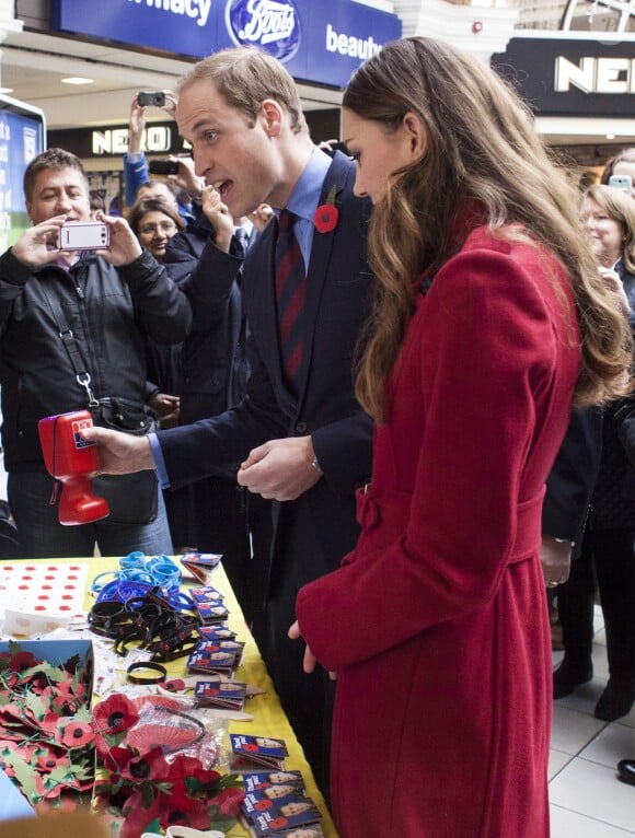 Le prince William et Kate Middleton, parfaite dans un manteau LK Bennett, rencontrent les bénévoles du "London Poppy Day" à Londres. Le 7 novembre 2013