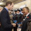 Le prince William et son épouse Kate Middleton, duchesse de Cambridge, rencontrent les bénévoles du "London Poppy Day" à Londres. Le 7 novembre 2013