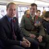 Joli bain de foule pour le couple britannique ! Le prince William et Kate Middleton, ont pris le bus pour aller à la rencontre des bénévoles du "London Poppy Day" à Londres. Le 7 novembre 2013