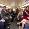 Joli bain de foule pour le couple britannique ! Le prince William et Kate Middleton, ont pris le bus pour aller à la rencontre des bénévoles du "London Poppy Day" à Londres. Le 7 novembre 2013