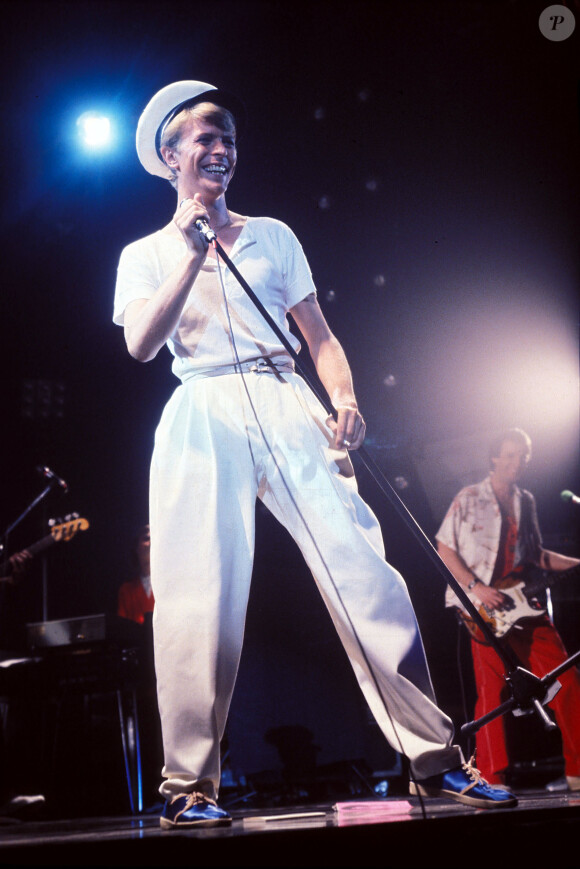 David Bowie sur scène dans les années 70.