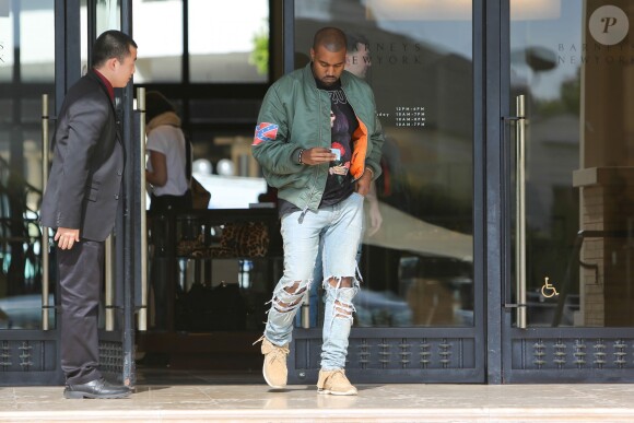 Kanye West a fait du shopping au centre commercial Barneys New York, qu'il a quitté au volant de sa Lamborghini. Beverly Hills, le 4 novembre 2013.