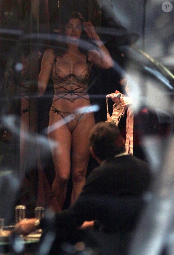 Exclusif - Stephanie Seymour ose le corset devant son mari Peter Brant, conquis, lors d'une séance shopping dans une boutique Agent Provocateur. Milan, le 22 octobre 2013.