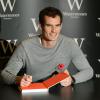 Andy Murray lors d'une séance de dédicaces de son livre "Seventy-Seven: My Road To Wimbledon Glory" chez Waterstones sur Piccadilly à Londres, le 6 novembre 2013