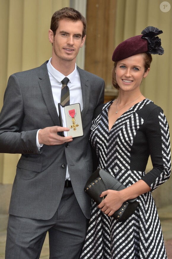 Andy Murray et sa compagne Kim Sears à Buckingham Palace, après avoir été fait Officier de l'Ordre de l'Empire Britannique par le prince William, le 17 octobre 2013