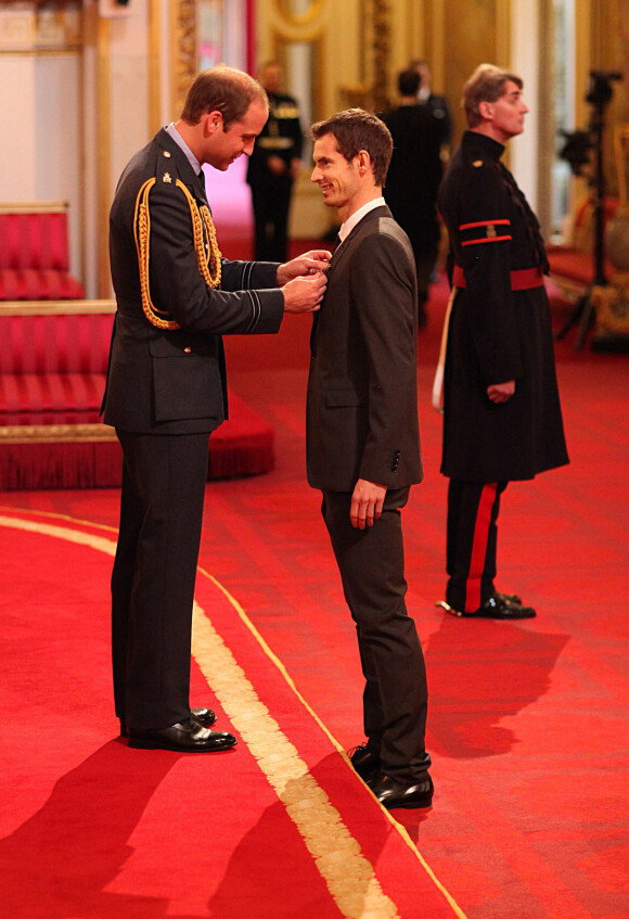 Andy Murray à Buckingham Palace, après avoir été fait Officier de l'Ordre de l'Empire Britannique par le prince William, le 17 octobre 2013