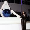 Lady Gaga devant sa statue créée par Jeff Koons - ARTRAVE, la soirée de lancement de son album ARTPOP à New York, le 10 novembre 2013. 