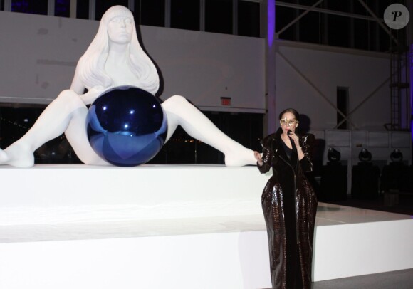 Lady Gaga devant sa statue créée par Jeff Koons - ARTRAVE, la soirée de lancement de son album ARTPOP à New York, le 10 novembre 2013. 