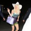 Lady Gaga quitte les studios de la radio Sirius à New York, le 8 novembre 2013. La chanteuse est en total look Versace.